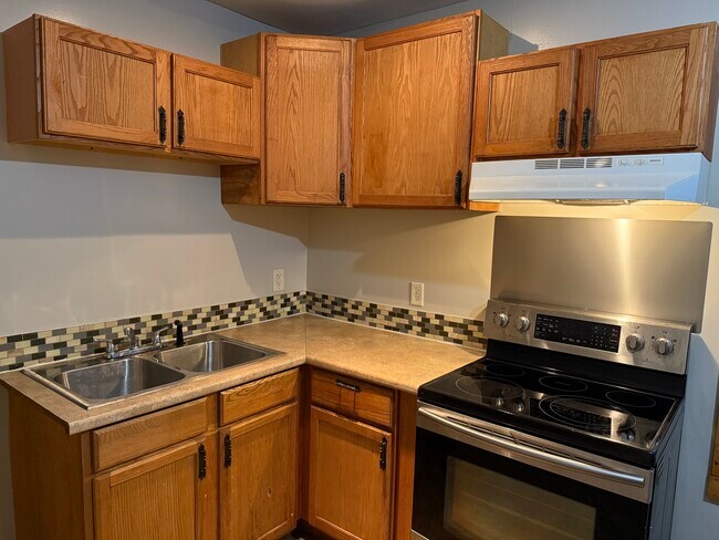 1221 W Walnut St, Coal Township, PA 17866 - photo 2