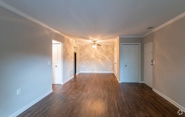 1BR, 1BA - 781 SF