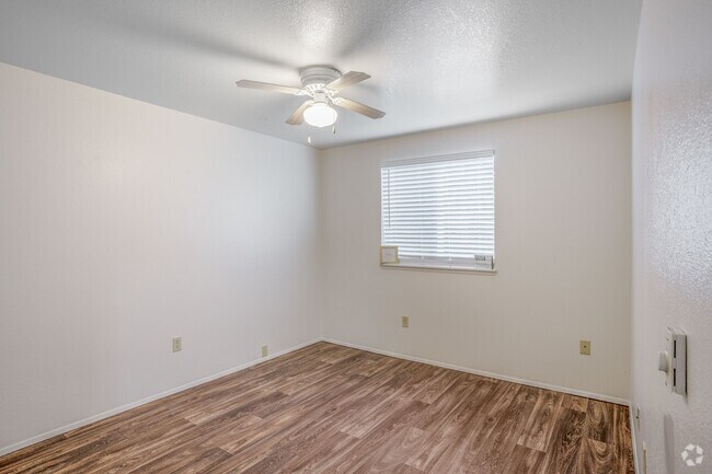 Windsor Manor Apartments, Portland, OR 97233 - photo 4