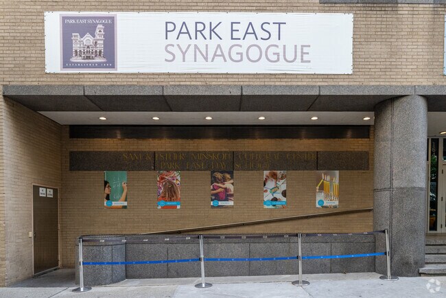 Rabbi Arthur Schneier Park East Day School has a student-teacher ratio of 6 to 1.
