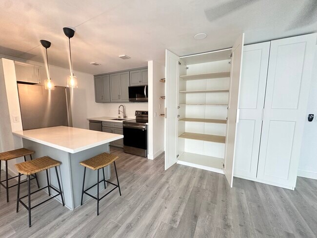 607 S Prospect Ave unit 202, Redondo Beach, CA 90277 - photo 2