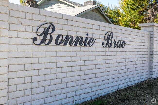 The entry for Bonnie Brae greets you with a brick sign.