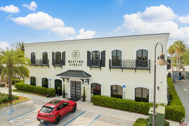 Meating Street & Seafood is a Manhattan-style restaurant serving the locals in Becker Ridge.