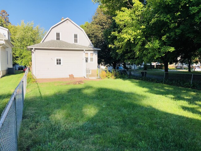 213 Moir St, Waterloo, IA 50701 - photo 3