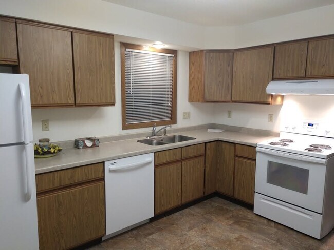 1505 Well St, Onalaska, WI 54650 - photo 2