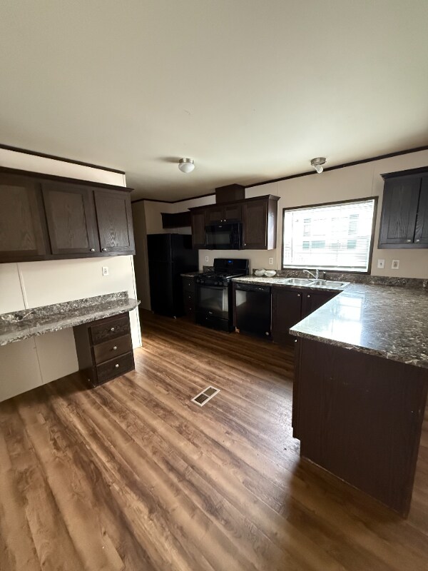 367 Parker Lake Dr, Oxford, MI 48371