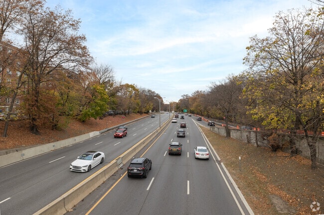 The Bronx River Parkway is on the western side of Mount Vernon.