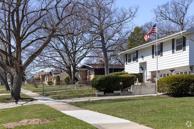 Split-level and ranch style homes from the mid-20th century are popular in Lake County Gardens.