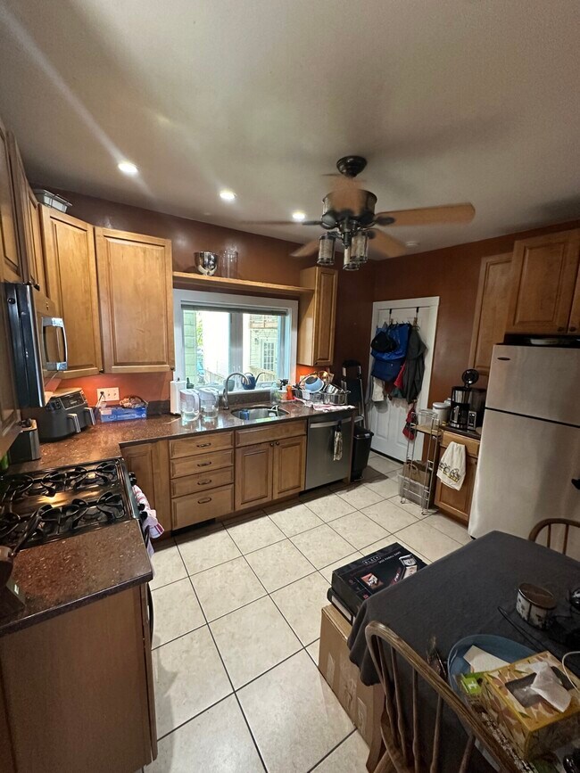 188 Lowell St unit 2, Somerville, MA 02144 - photo 5