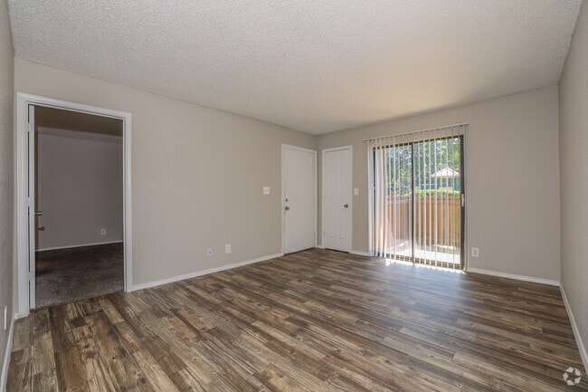 2BR, 2BA - 925SF - Upgrade - Living Area