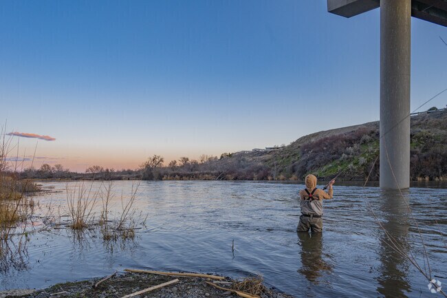 Selah locals enjoy easy access to the Yakima River for some time in nature.