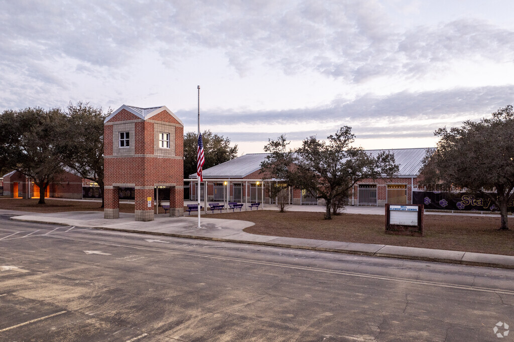 Bell Elementary School earns a B rating on Niche.