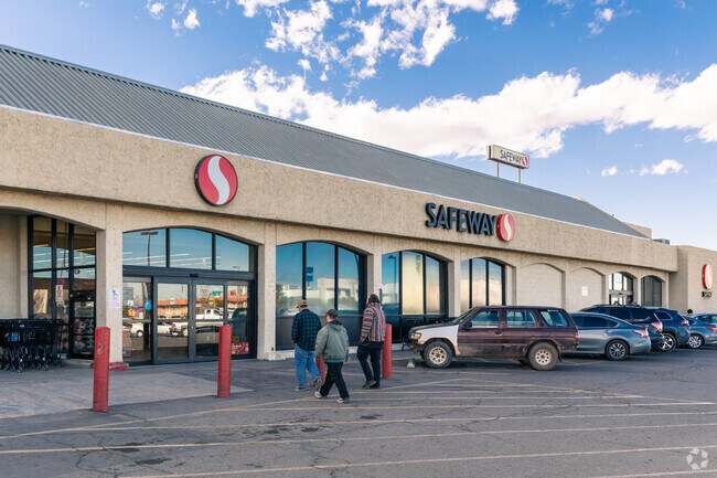 North Plaza Park in Winslow includes grocery stores and popular chain restaurants.