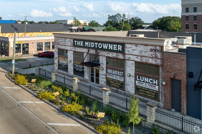 The Midtowner features a menu filled with comfort food, highlighting classic Southern dishes.
