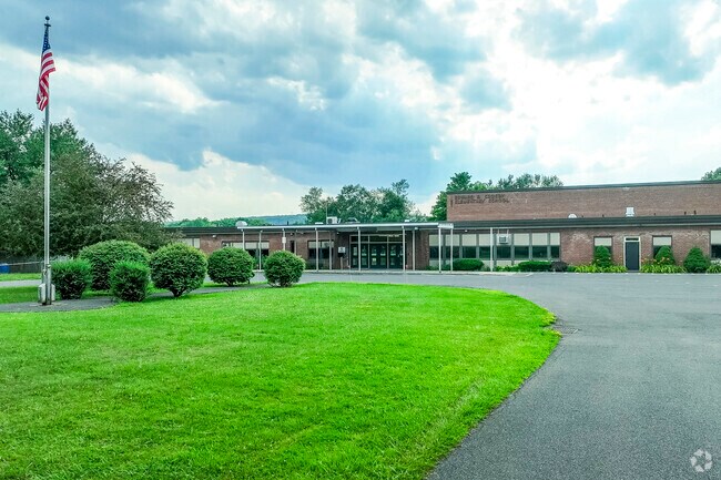 E.R. Crosby Elementary School has 303 students 37% of which are at least proficient in reading