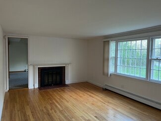 118 Putnam Rd Unit 1st floor, Pomfret Center, CT 06259