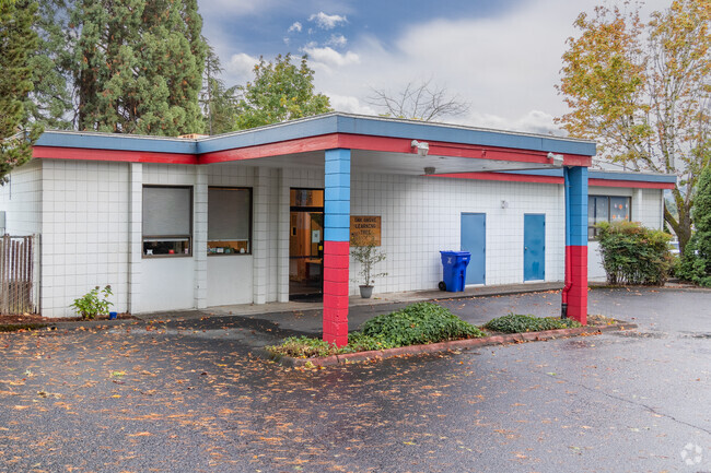 Oak Grove Learning Tree Day School  is a private school in the Oak Grove neighborhood.