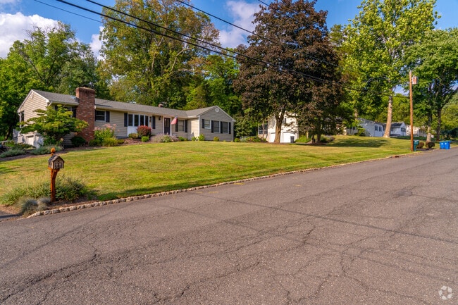 Ranch style houses are another common type of house to be found in Green Knoll.