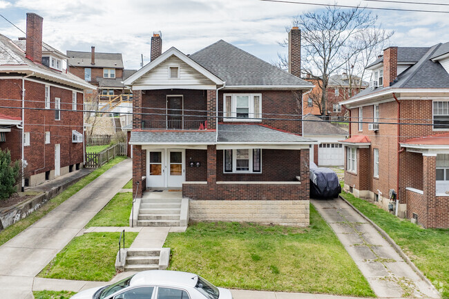 Foursquare homes are popular in the neighborhood of Crafton.