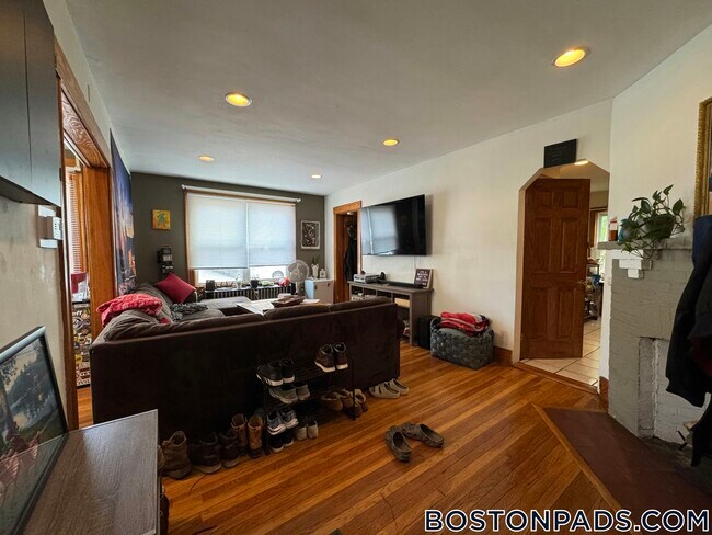 27 S Crescent Circuit Crescent unit A, Boston, MA 02135 - photo 3
