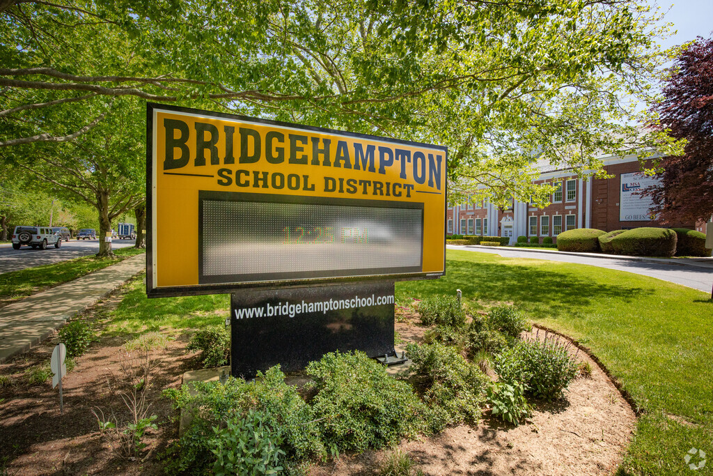 Bridgehampton School teaches the young minds of Bridgehampton, New York.