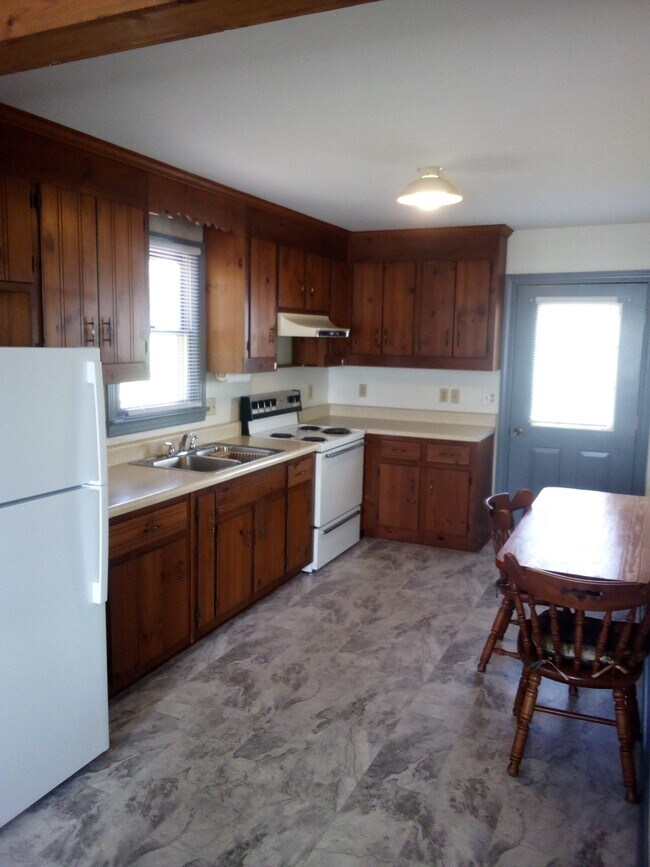 703 Monroe St unit 703-B Monroe St, Farmville, VA 23901 - photo 3