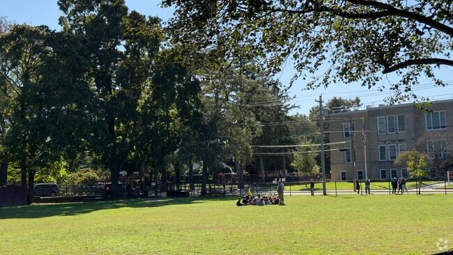 Sea Cliff Elementary School serves students in grades K-5.