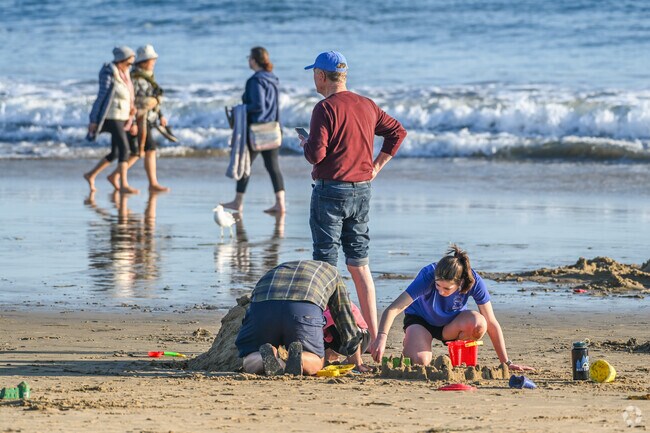 Residents and visitors alike will have a great time at Corona del Mar State Beach Park.