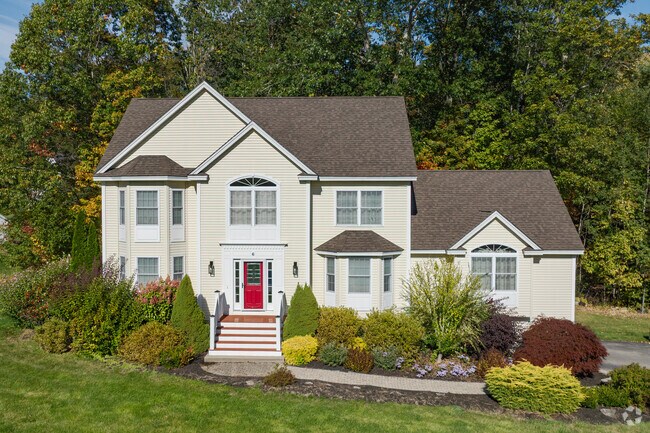 The new traditional design style is a frequently observed and highly favored architectural choice among new constructions in Madbury.