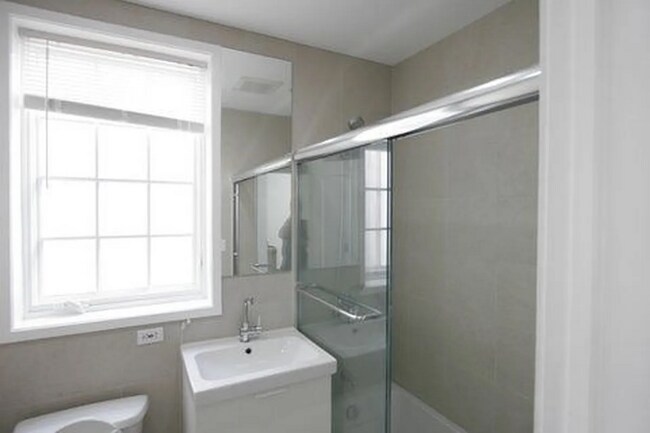 48-29 40th St unit 2nd FL, Queens, NY 11104 - photo 3