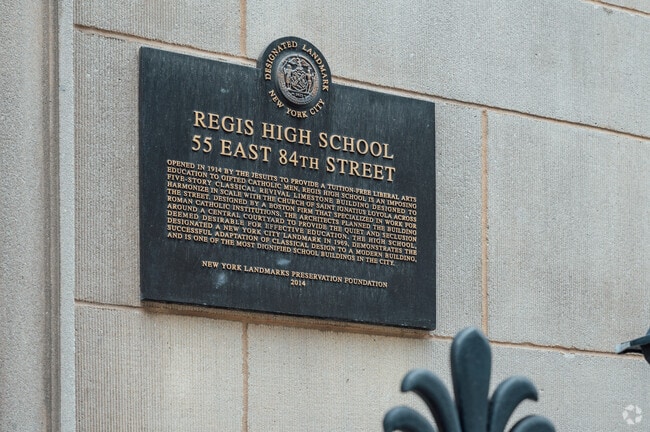The green roof includes an on-site biodiversity laboratory and organic garden.