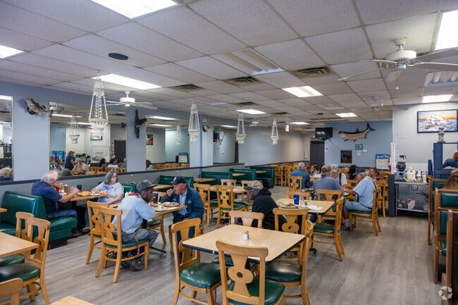 Residents of Glendale Hills enjoy dining at Bayside Seafood and Family.