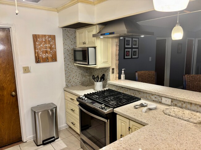 9319 Rentur Dr unit 9319 Primary Suit, Houston, TX 77031 - photo 2