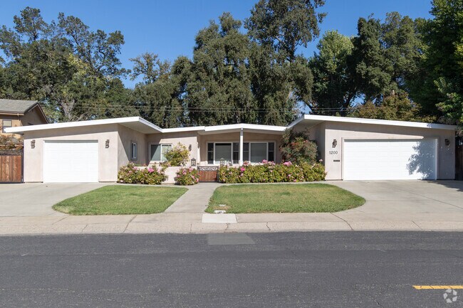 Many of the homes in North Lodi have built in garages.