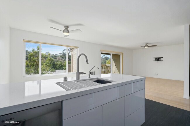 8636 Via Mallorca unit C, La Jolla, CA 92037 - photo 3