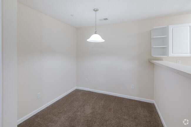 2BR, 2BA - 926SF - Dining Room