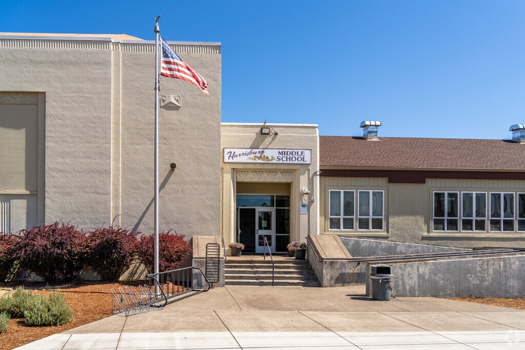 Harrisburg Middle School serves grades 6-8 in Harrisburg, Oregon.