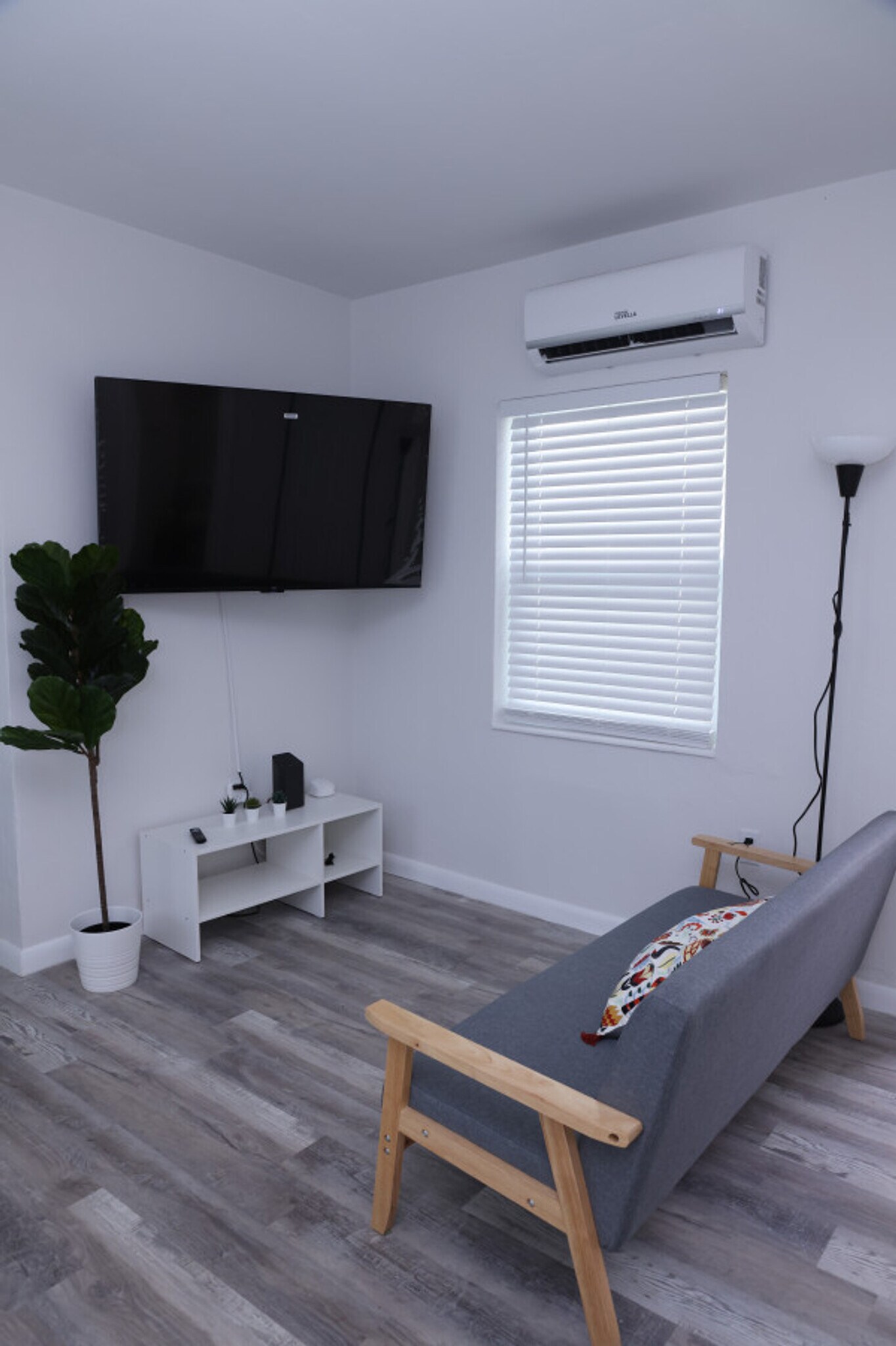 1109 Douglas Rd unit ID1056522P, Miami, FL 33135 - photo 1