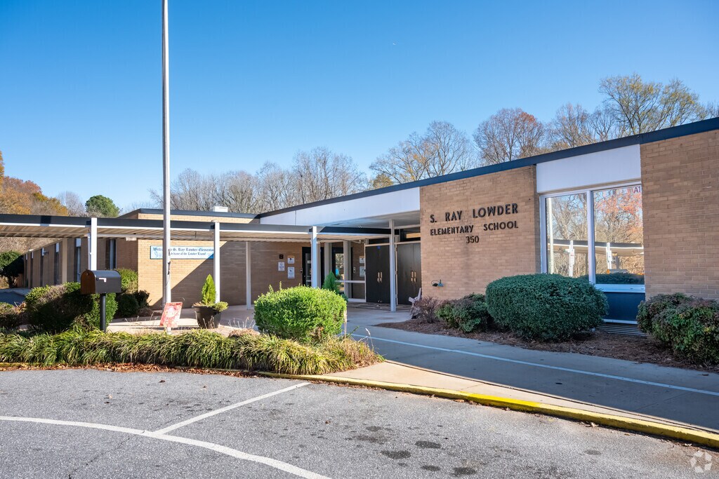 S. Ray Lowder Elementary School provides education in the neighborhood of 
Lincoln County.