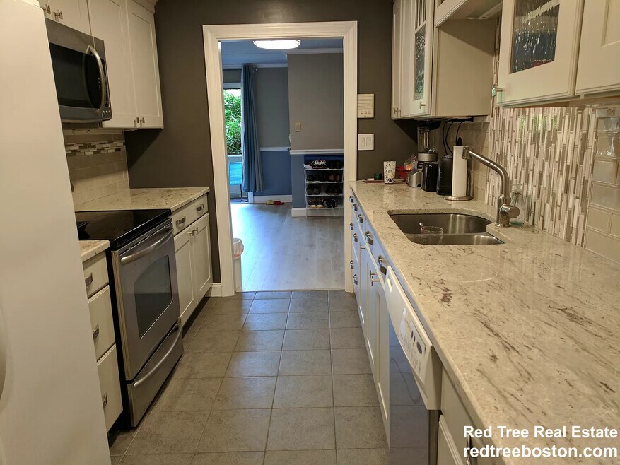 53 Angleside Rd unit 1, Waltham, MA 02453 - photo 1