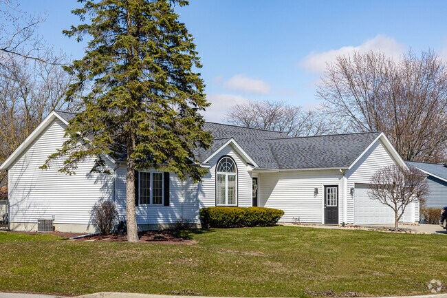 Many of the contemporary ranch homes in Hemlock have been built in the last couple of decades.
