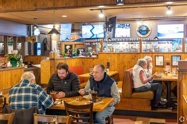 Old Chicago Pizza + Taproom is a casual Linden Park standby.