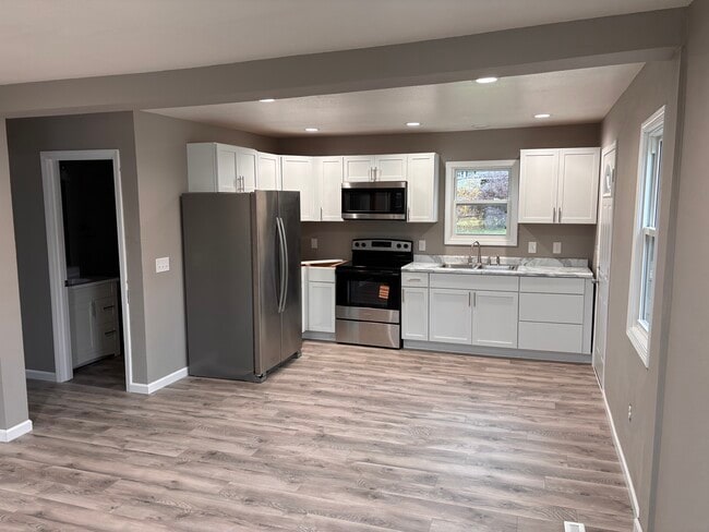 611 W Randolph St, Wausau, WI 54401 - photo 2