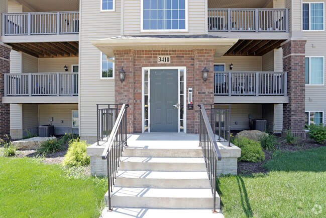 Riverbend 3306-3500 Steamboat Way, Muscatine, IA 52761 - photo 3