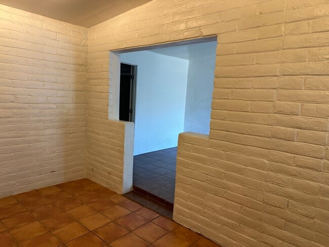 651 N Goodman St unit apartment 2, Nogales, AZ 85621 - photo 3