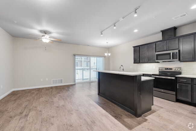 1 BR, 1 BA, 905 SF