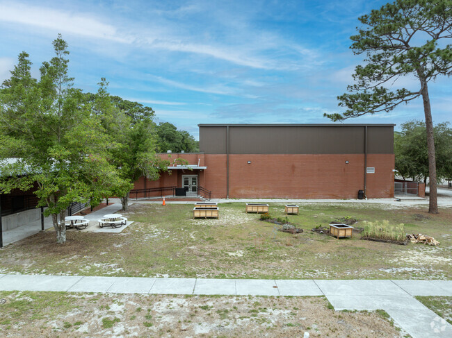 The student population of Sunset Park Elementary School is 388 and the school serves K-5.
