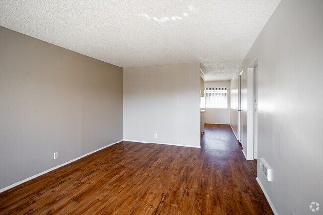1BR, 1BA - 715SF - Living Room