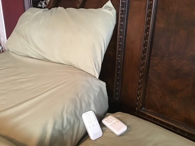 California King Tempur-pedic bed has duel controls for adjusting head and foot height