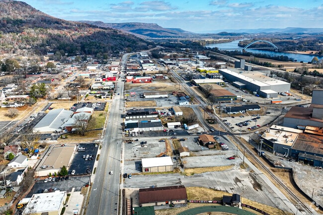 The Tennessee River flows on the shores of South Pittsburg.